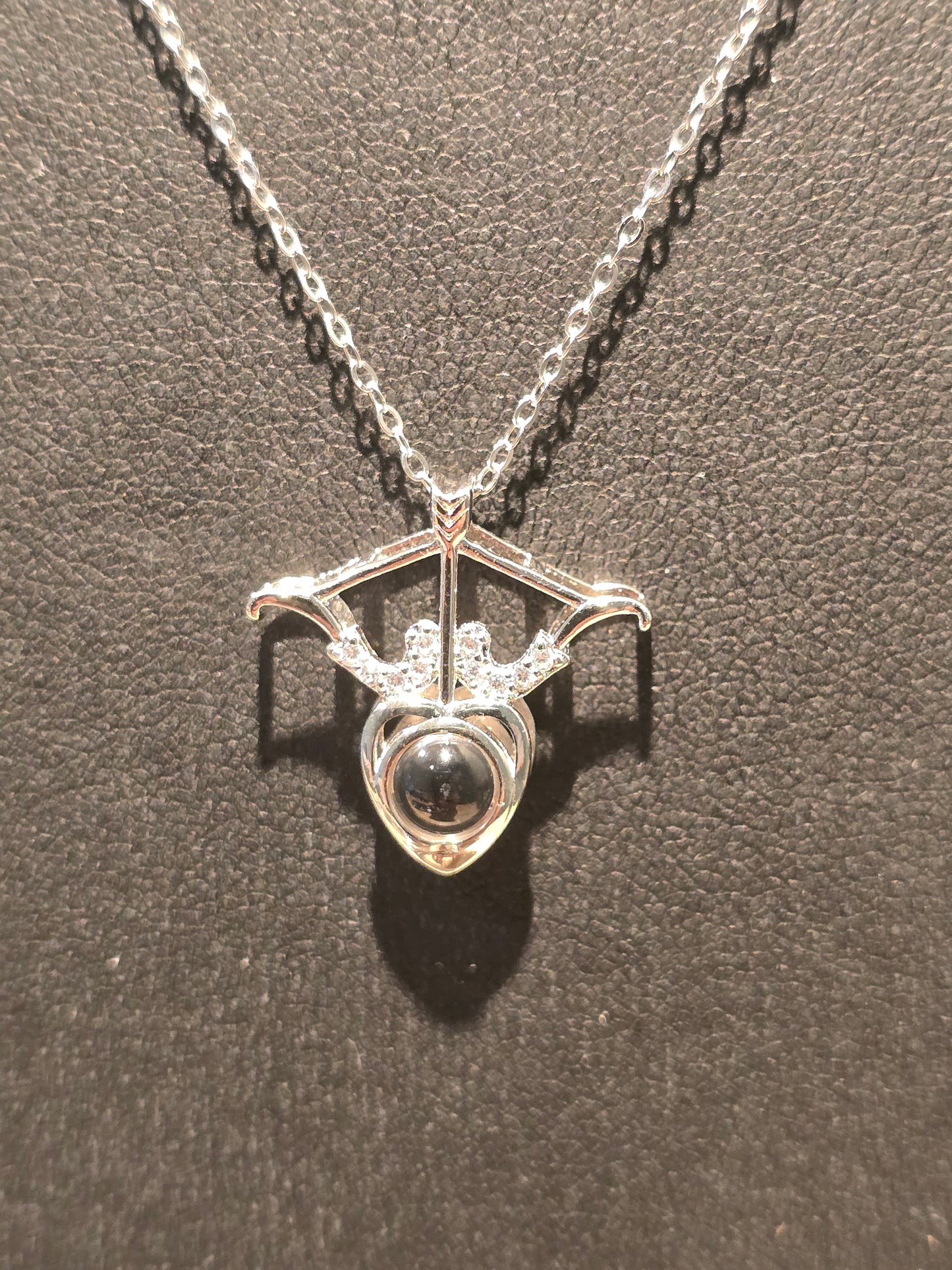 Κολιέ ασημένιας καρδιάς με βέλος και τόξο και πέτρα προβολής εικόνας