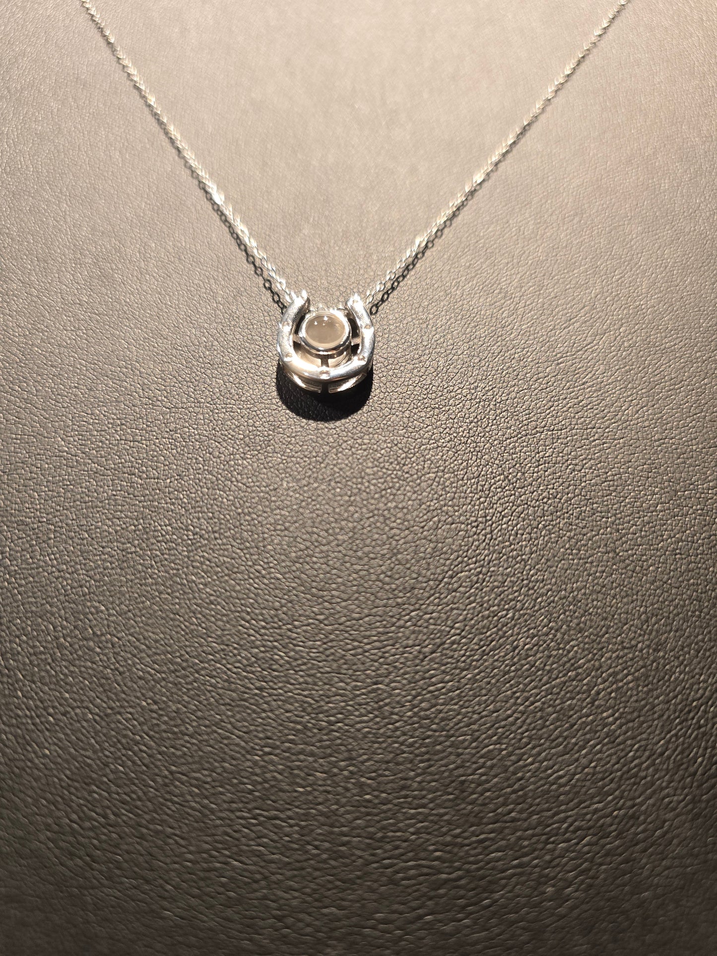 Ασημένιο κολιέ πέταλο για καλή τύχη με πέτρα προβολής