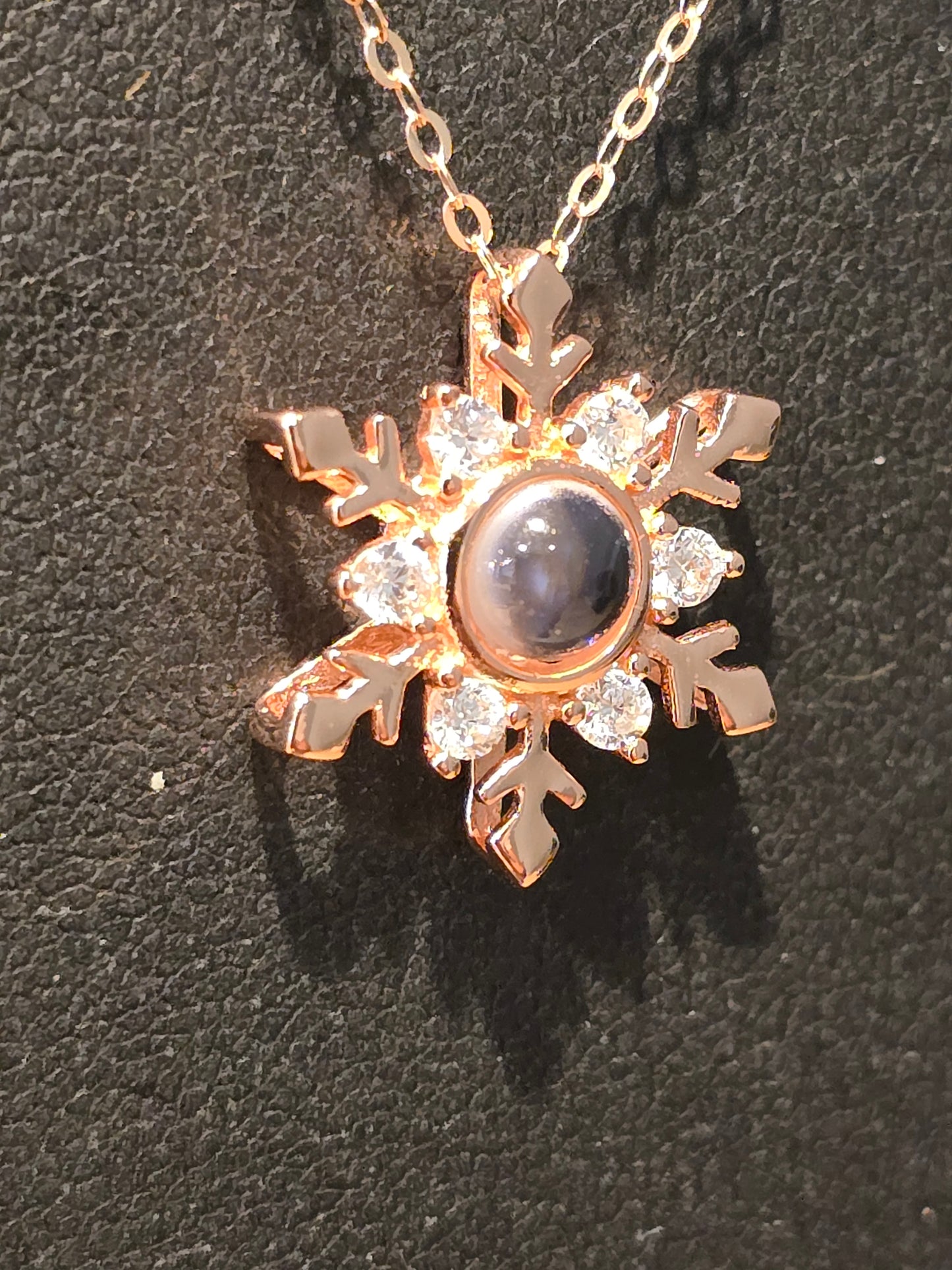 Κολιέ με χιονονυφάδα σε ροζ χρυσό και πέτρα προβολής φωτογραφίας
