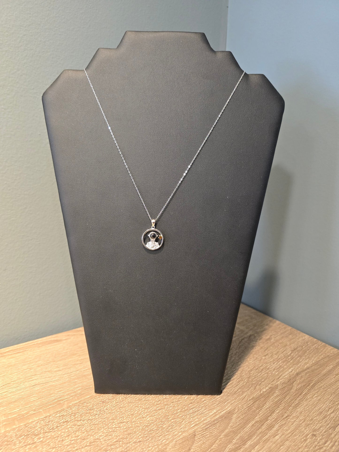 Αημένιο κολιέ με αστροναυτάκι και 1 χρυσό άστρο