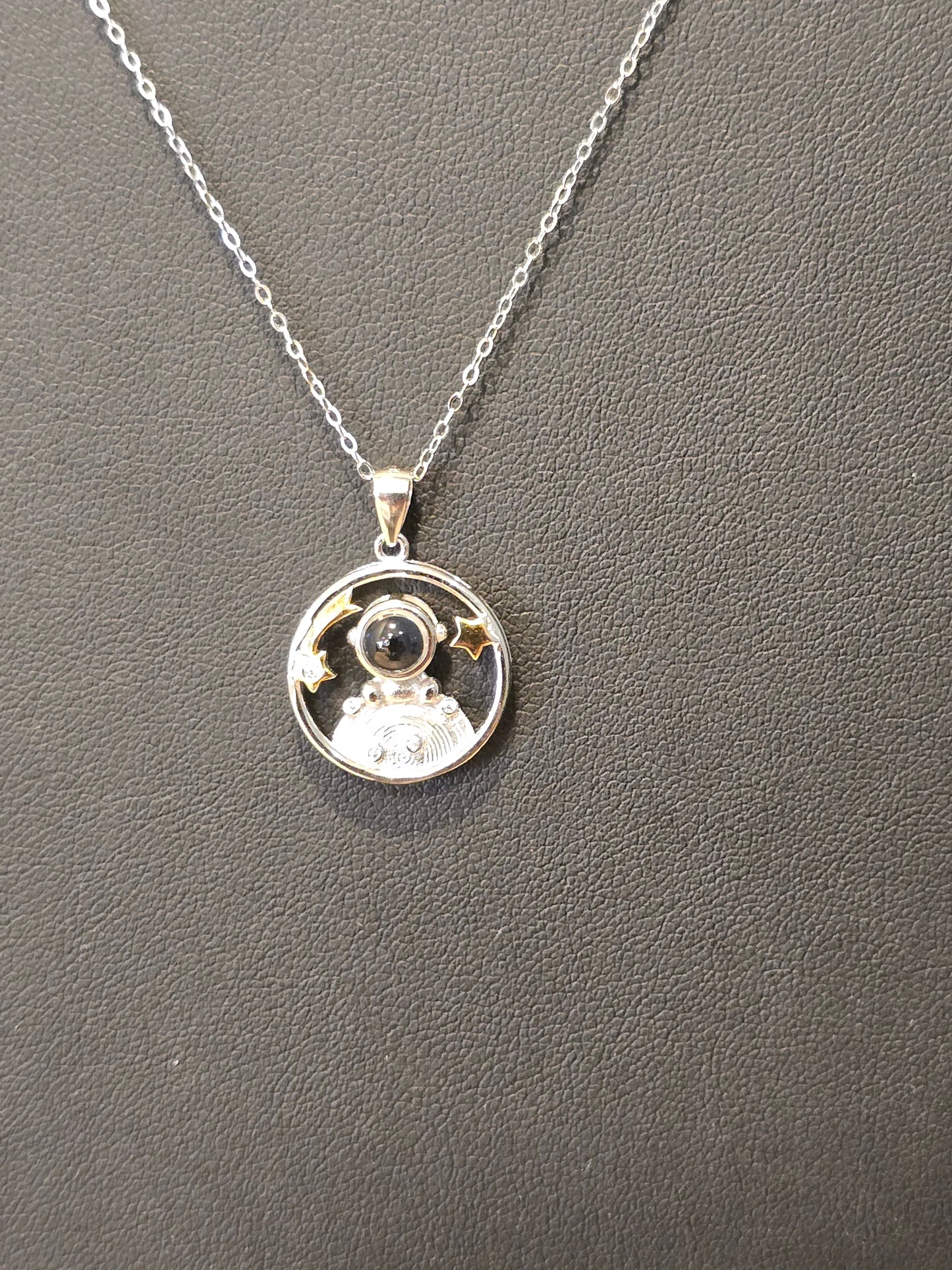 Αημένιο κολιέ με αστροναυτάκι και 2 χρυσά άστρα