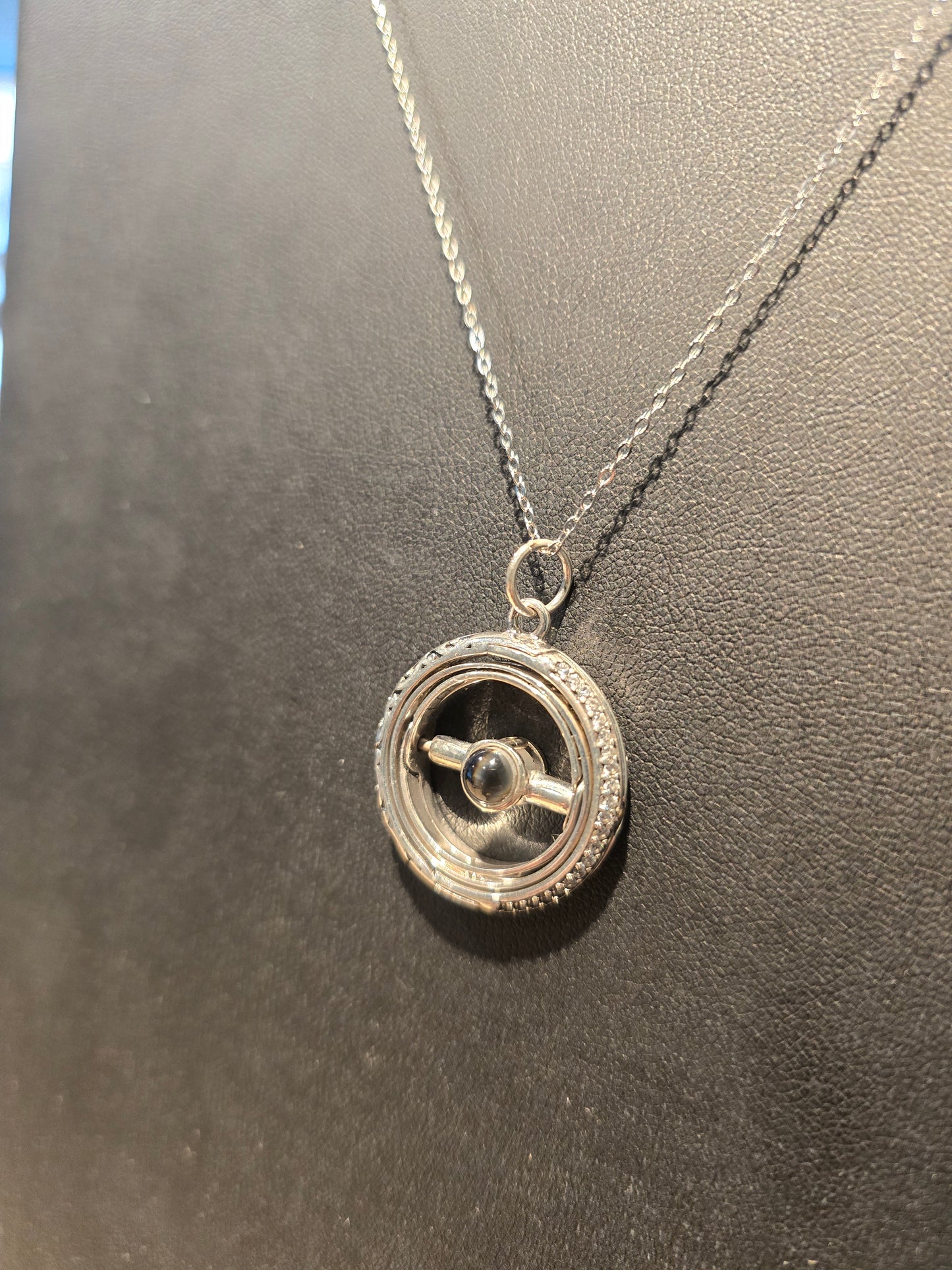 Ασημένιο κολιέ με γυροσκόπιο εξαιρετικής τεχνοτροπίας με πέτρα προβολής εικόνας