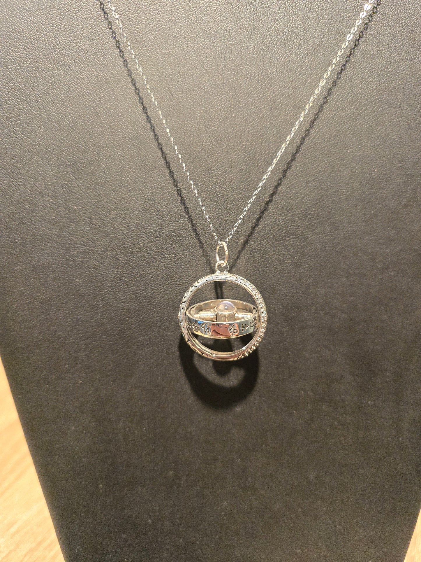 Ασημένιο κολιέ με γυροσκόπιο εξαιρετικής τεχνοτροπίας με πέτρα προβολής εικόνας