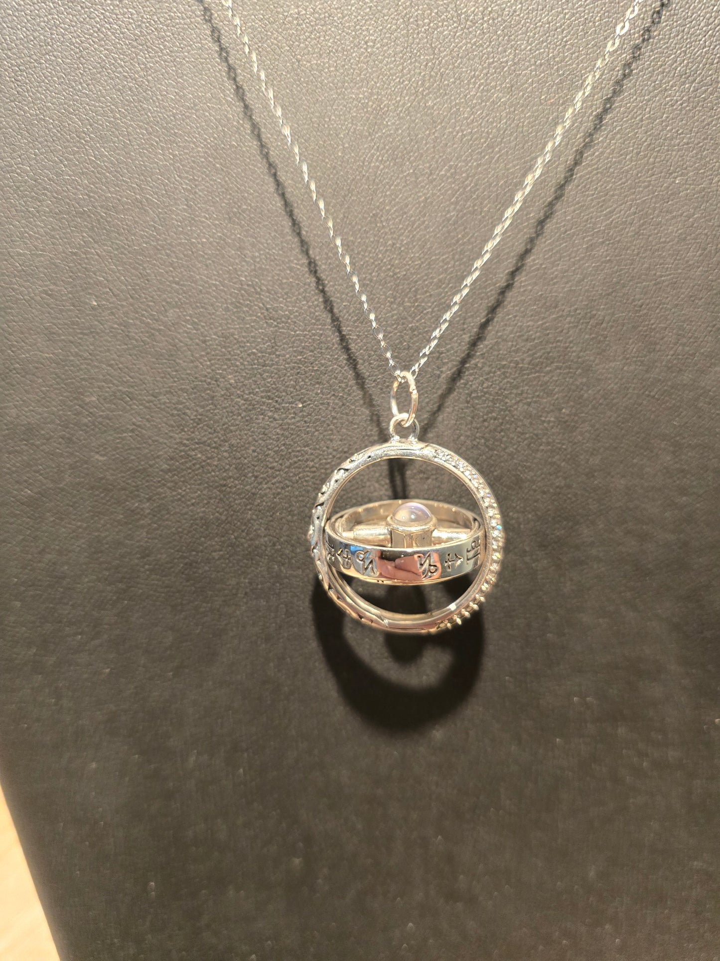 Ασημένιο κολιέ με γυροσκόπιο εξαιρετικής τεχνοτροπίας με πέτρα προβολής εικόνας